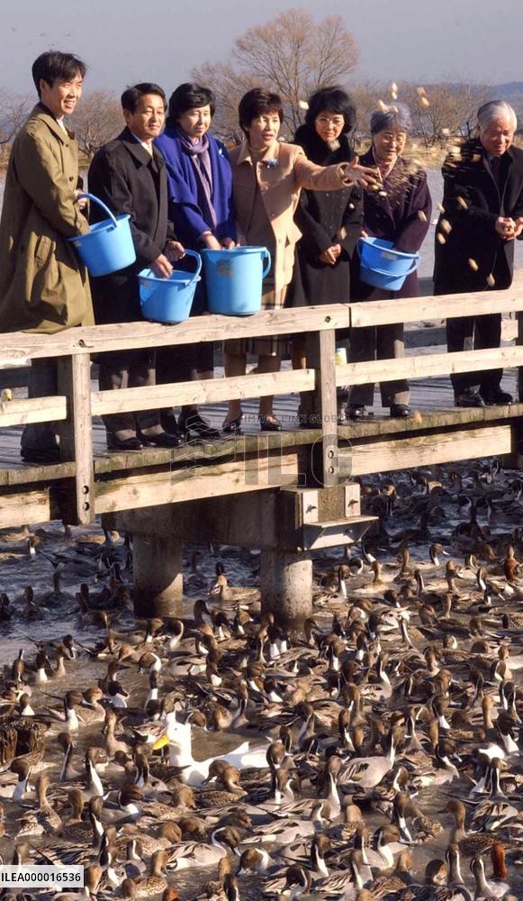 Abductees travel to Hyoko Lake