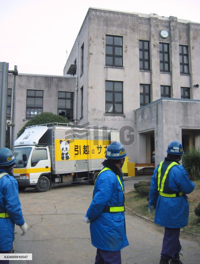 (2)Residents accuse town mayor of damaging historic school
