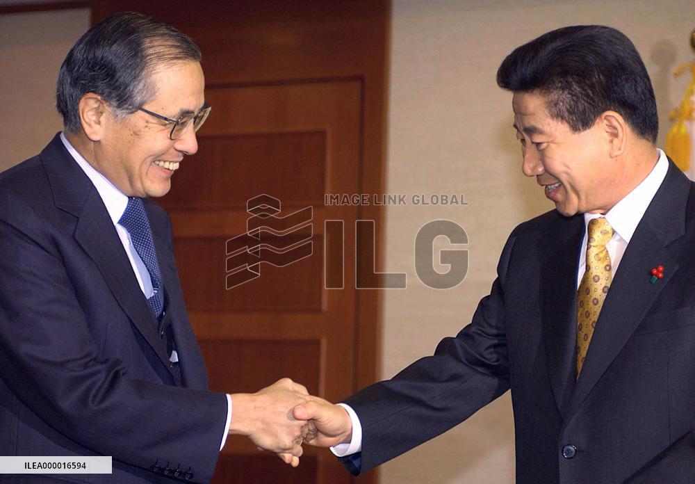 Roh meets with Japanese envoy
