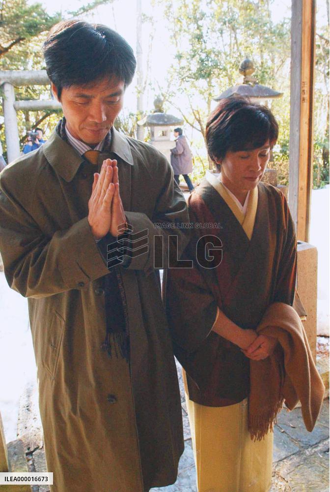 Hasuikes visit shrine on New Year's Day