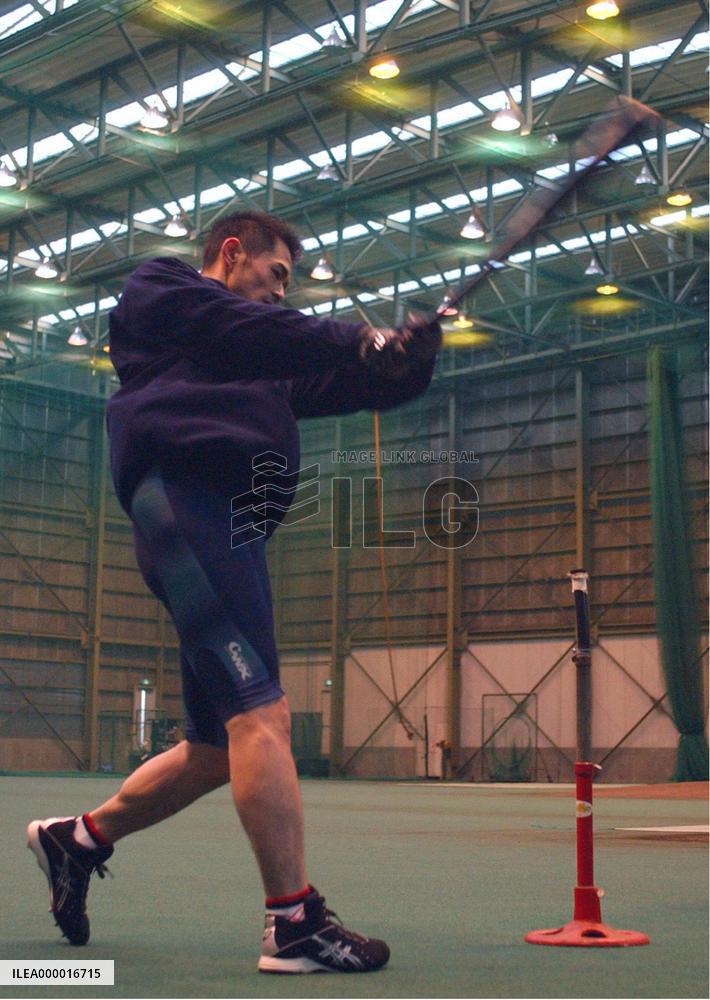 Mariners outfielder Ichiro begins voluntary training