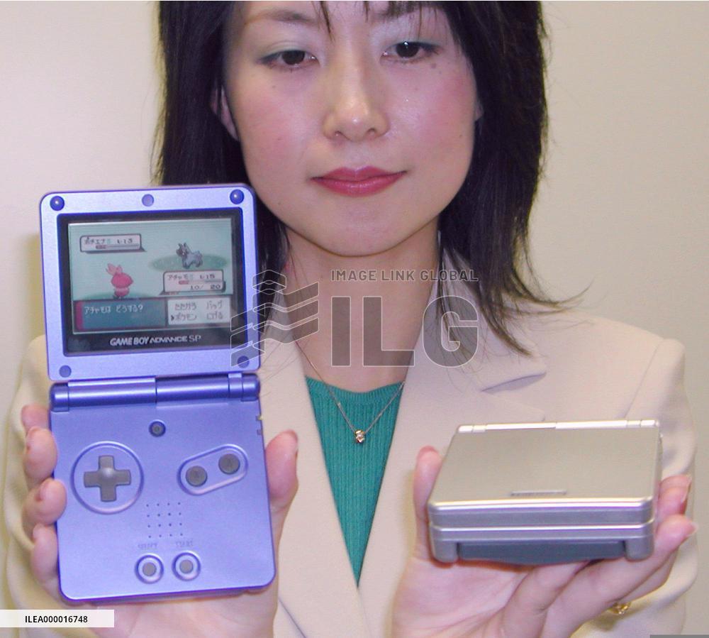 Nintendo to launch folding Gameboy with light in Feb.