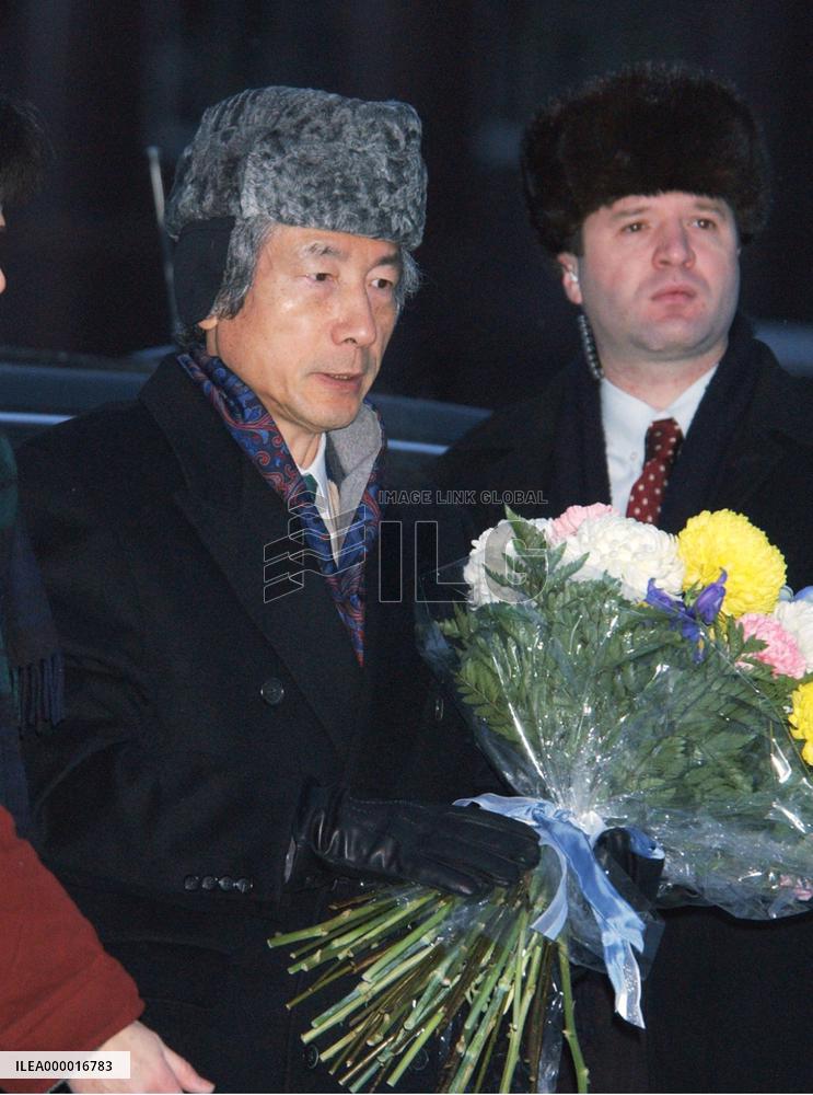 (1)Koizumi offers flowers at site of Moscow theater siege