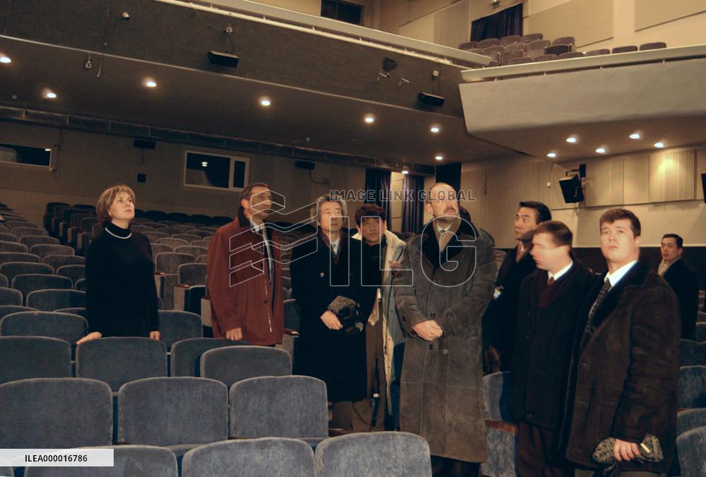 (2)Koizumi offers flowers at site of Moscow theater siege