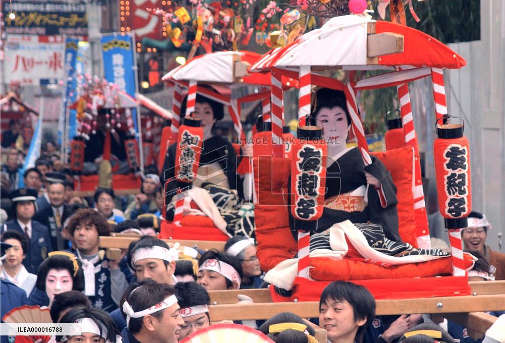 Celebrities parade in Osaka for business prosperity