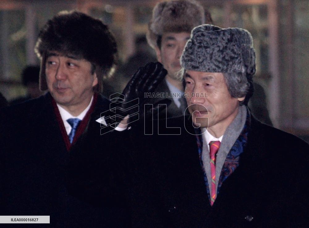 Koizumi leaves Moscow for Khabarovsk