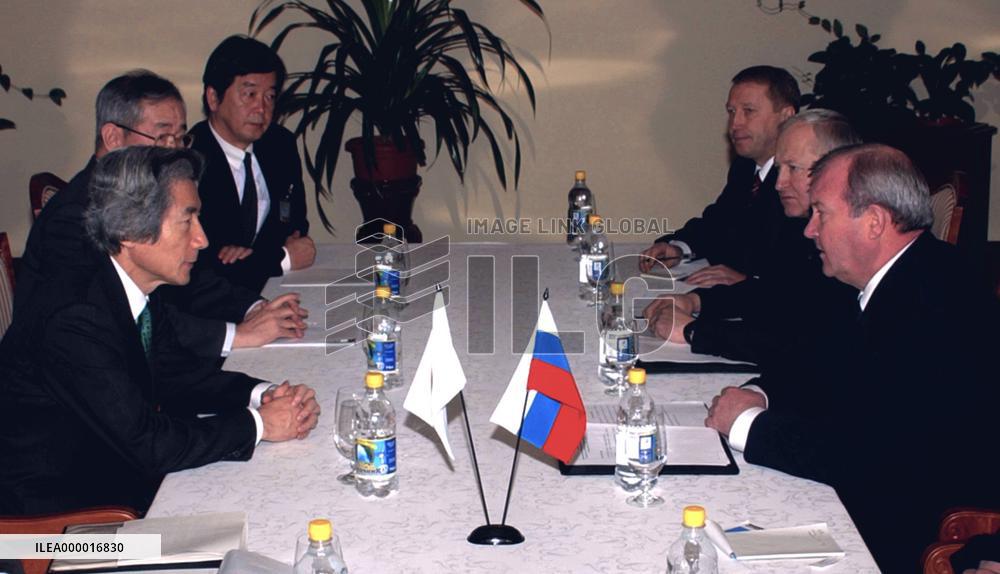 Koizumi talks with Putin representative in Khabarovsk