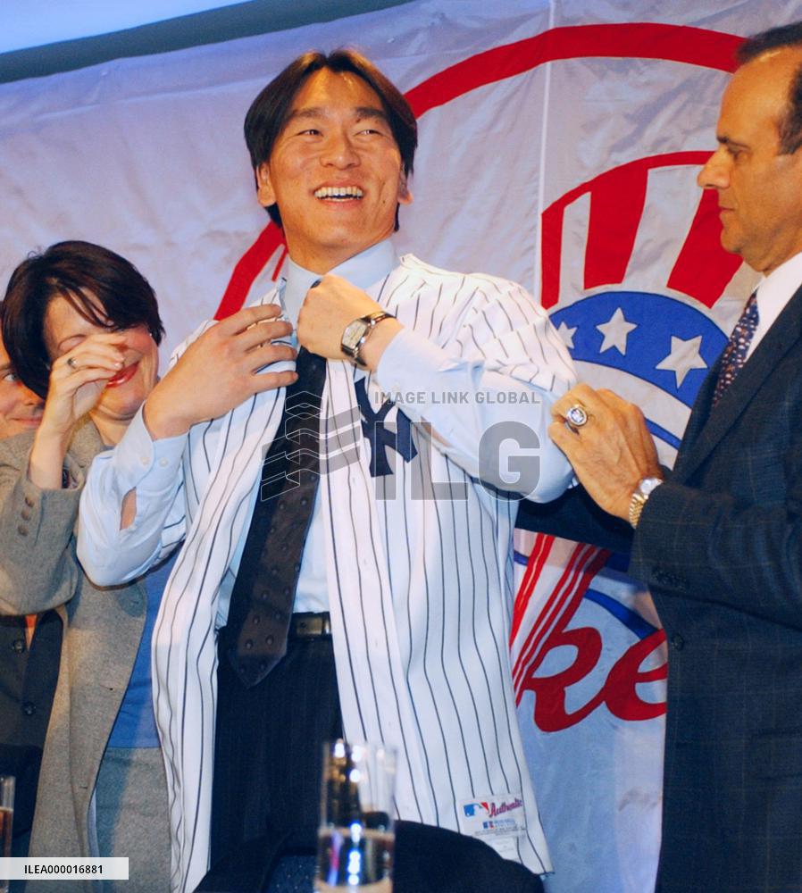 (2)Yankees present Matsui in jam-packed news conference