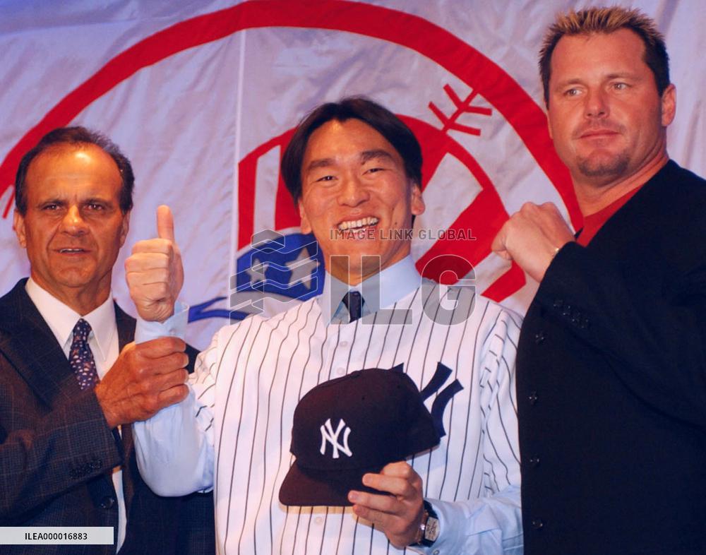 (3)Yankees present Matsui in jam-packed news conference