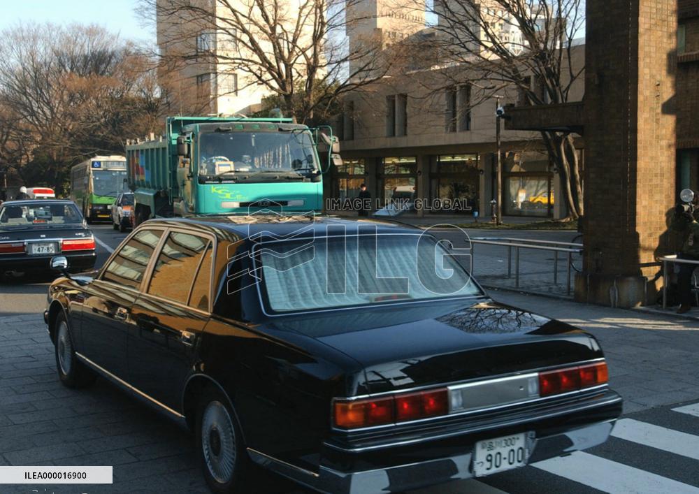 (2)Emperor Akihito hospitalized for cancer surgery