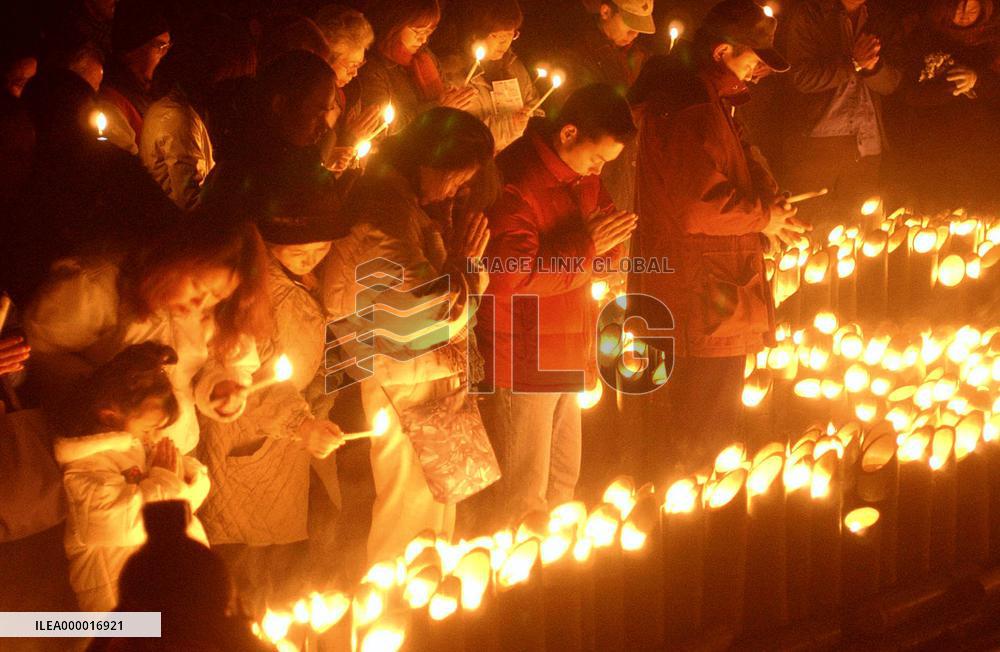 (2)Locals mark 8th anniversary of Kobe quake