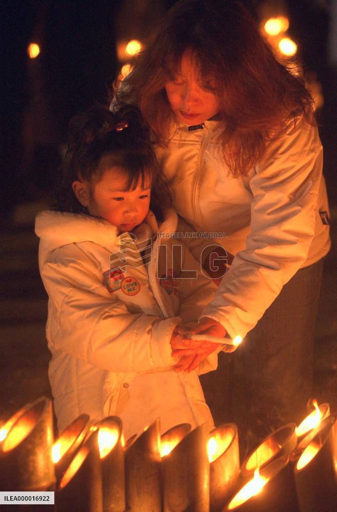 (3)Locals mark 8th anniversary of Kobe quake