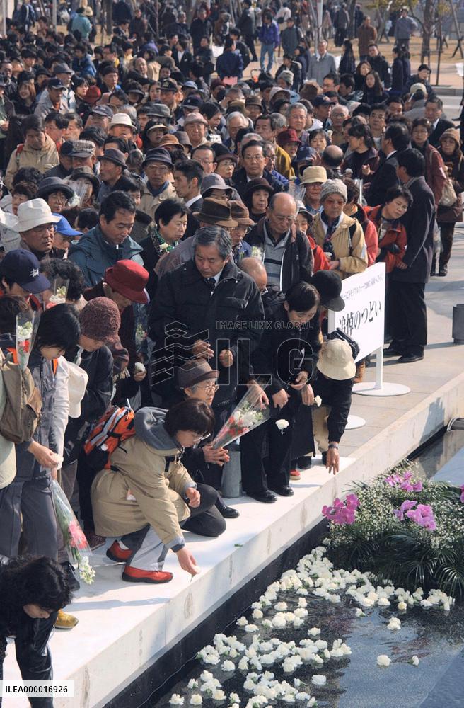 (7)Locals mark 8th anniversary of Kobe quake