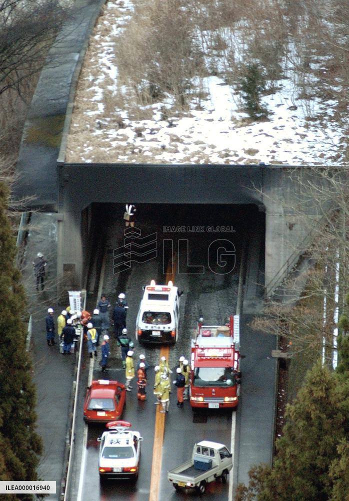 2 die in head-on collision of tanker, dump truck in Gifu