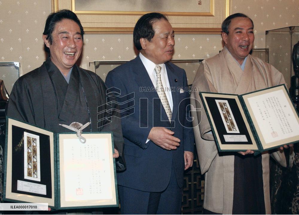 (1)Posts minister Katayama presents stamps to Kabuki actors