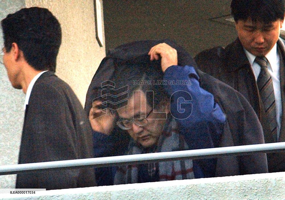 Ex-Coca-Cola official held for insider trading