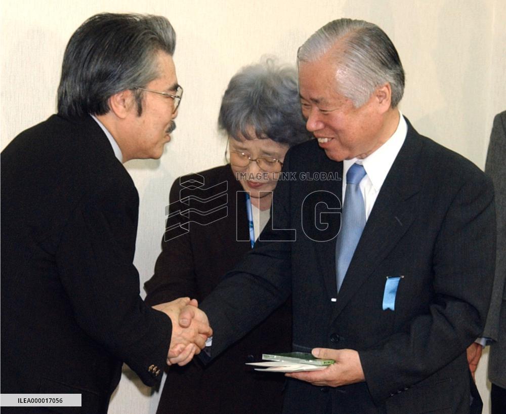 Composer Endo presents CD to Yokotas