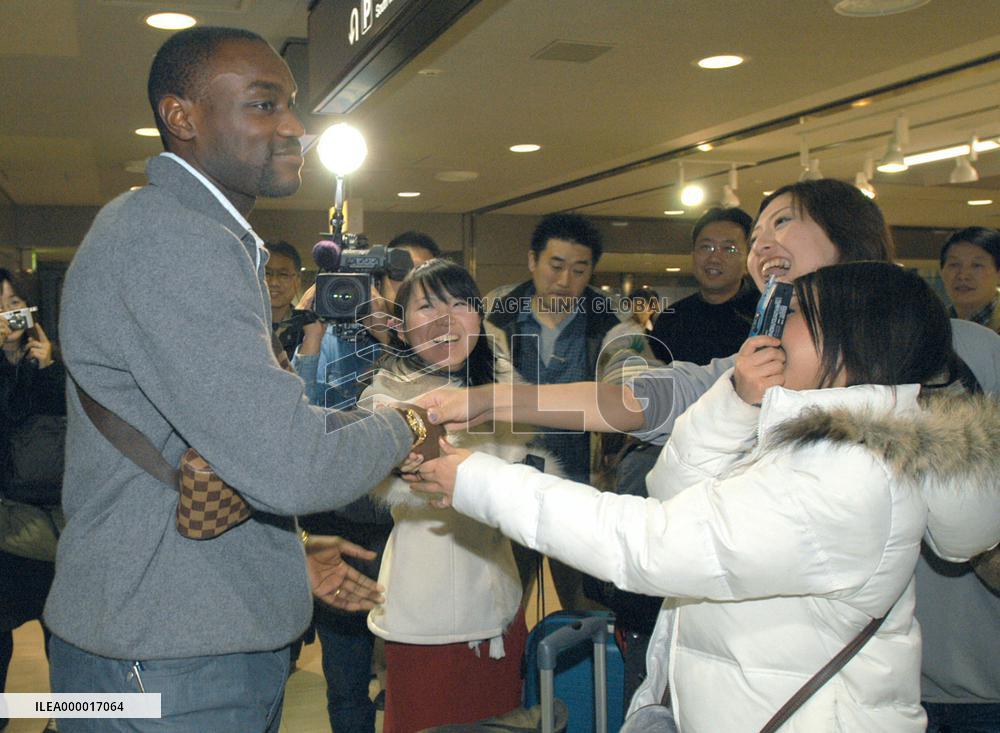 Cameroon striker Mboma arrives in Japan
