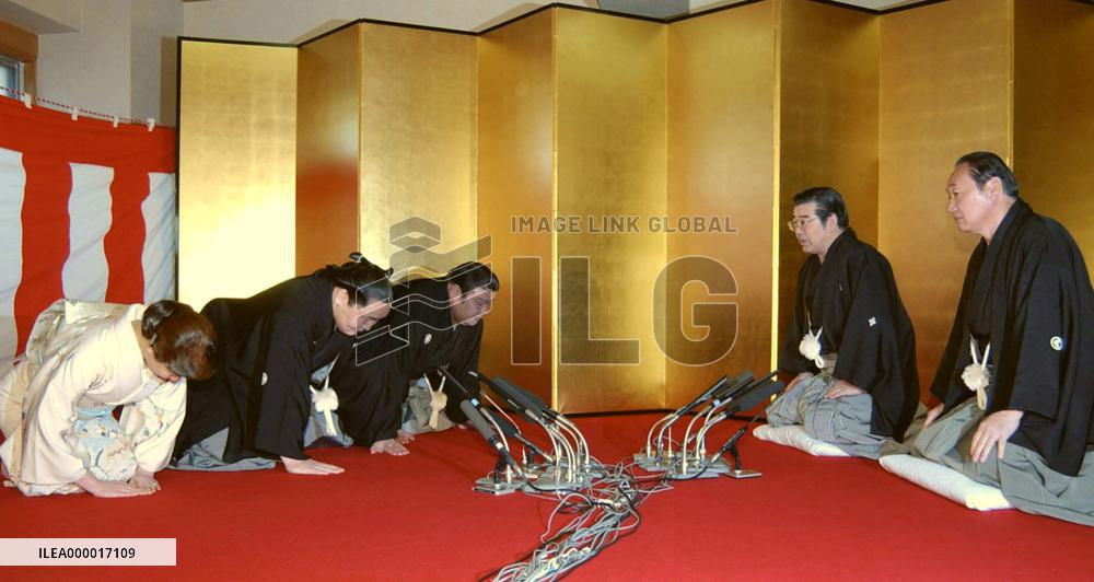 (1)Asashoryu promoted to yokozuna