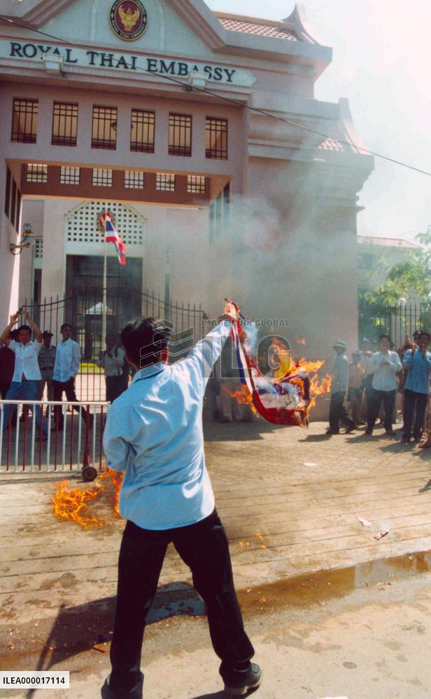 Cambodian students rally against Thai actress' 'insult'