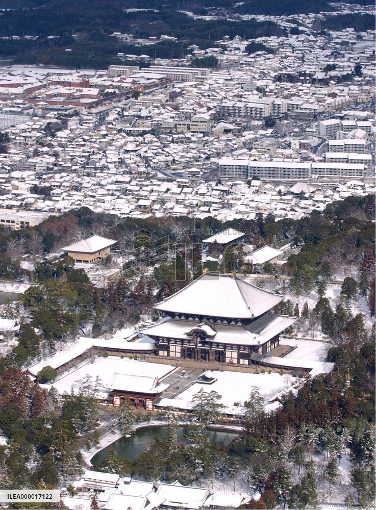 Snow falls on Todaiji Temple in Nara