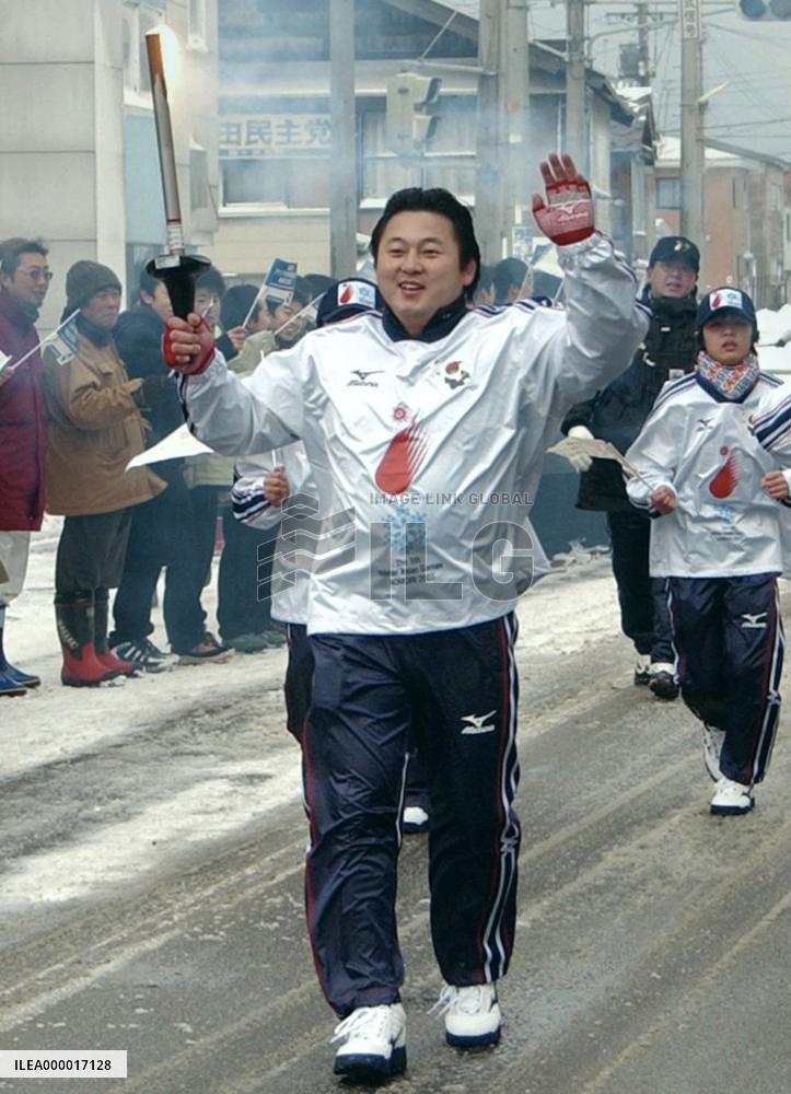 Ex-sumo wrestler Mainoumi carries Asian Games torch