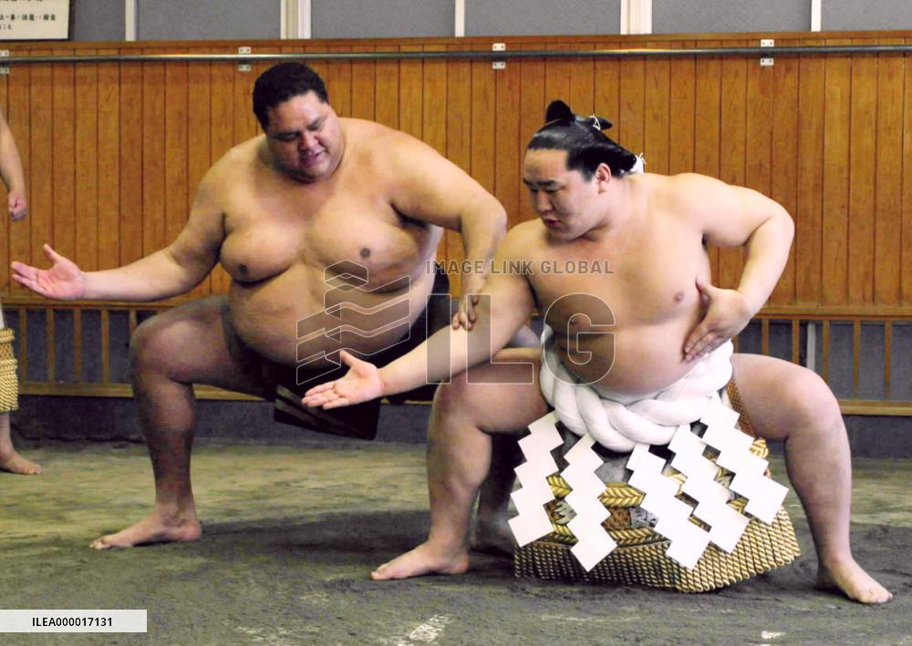 New yokozuna Asashoryu practices 'dohyo-iri' ritual