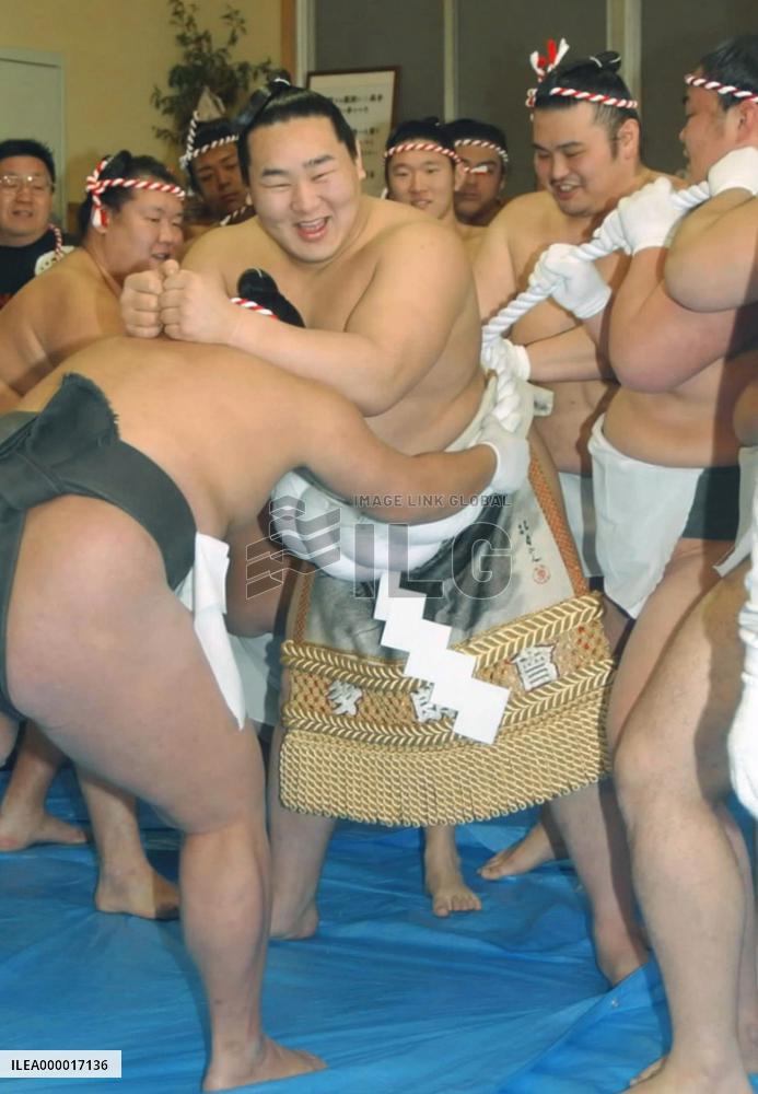 Yokozuna Asashoryu dons new ceremonial rope belt