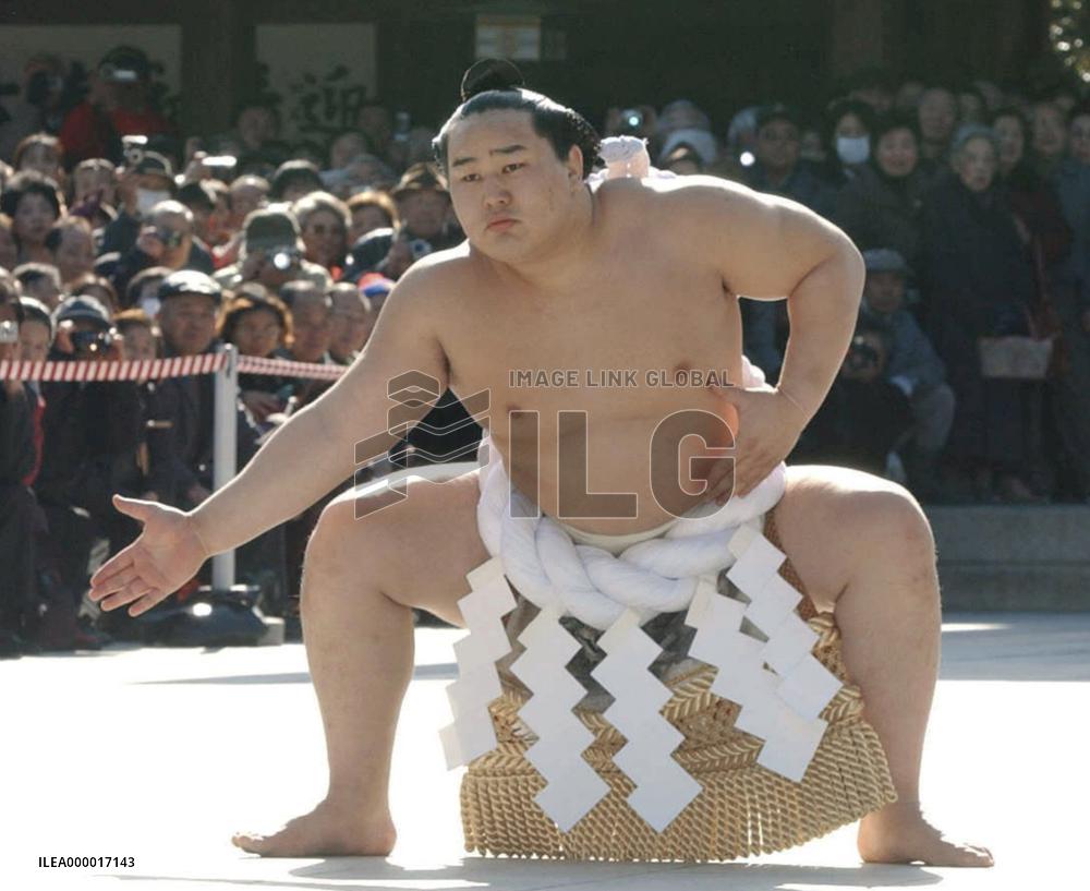 (1)Asashoryu performs ritual at Meiji Shrine