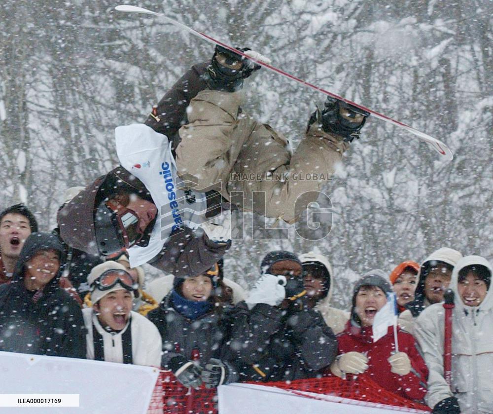 Japan's Murakami wins men's halfpipe