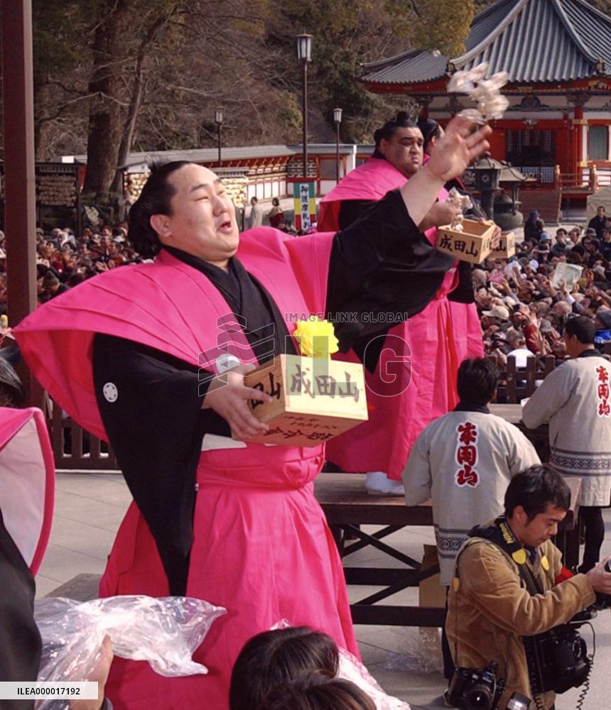 New Yokozuna Asashoryu joins bean-tossing festival