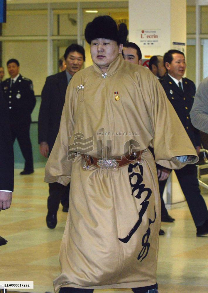 New yokozuna Asashoryu makes triumphant return to Mongolia