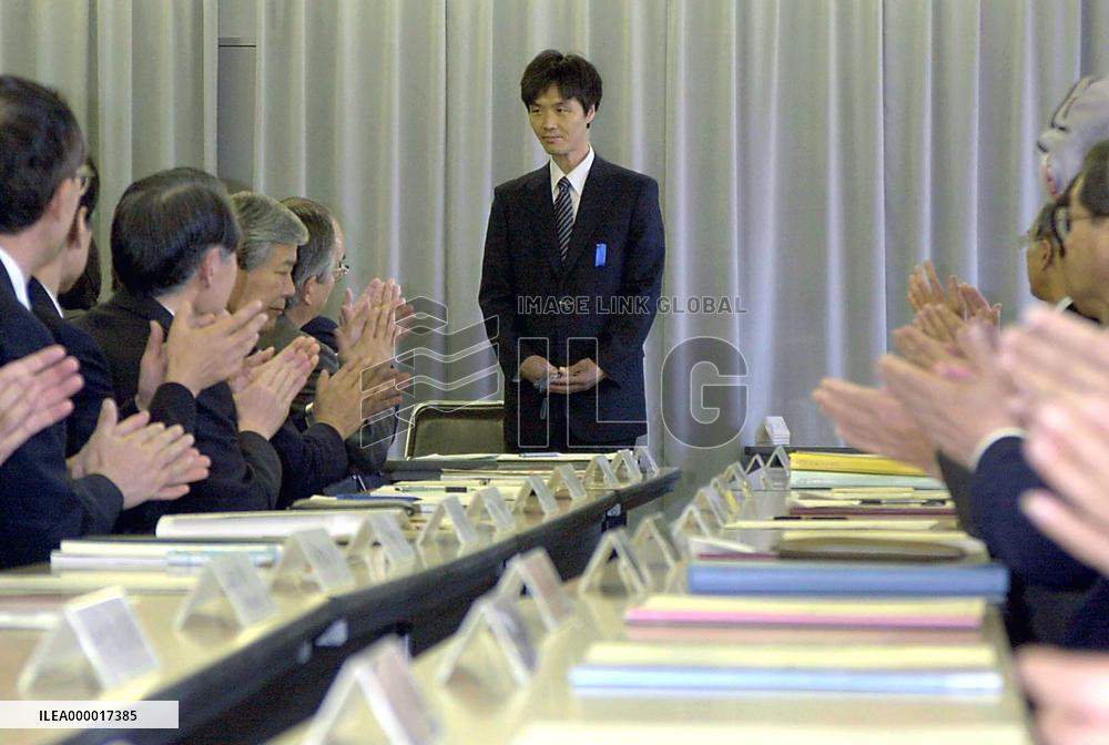 (2)Hasuike begins working at Kashiwazaki city gov't