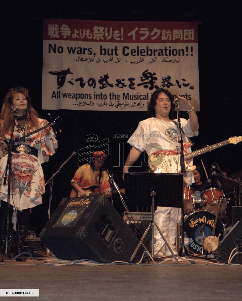 Japanese singer sings for peace in Baghdad