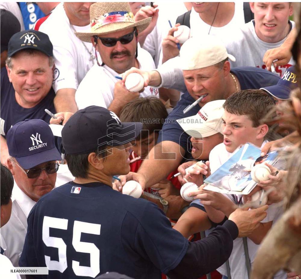 Matsui fans ask for autograph