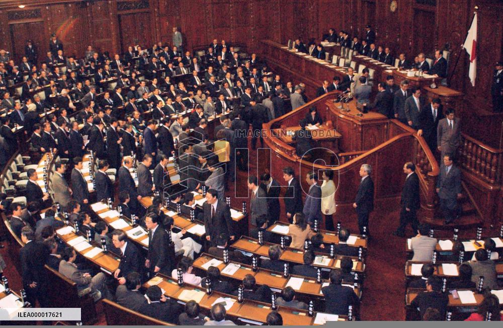 (1)Lower house clears 81.79 tril. yen FY 2003 budget