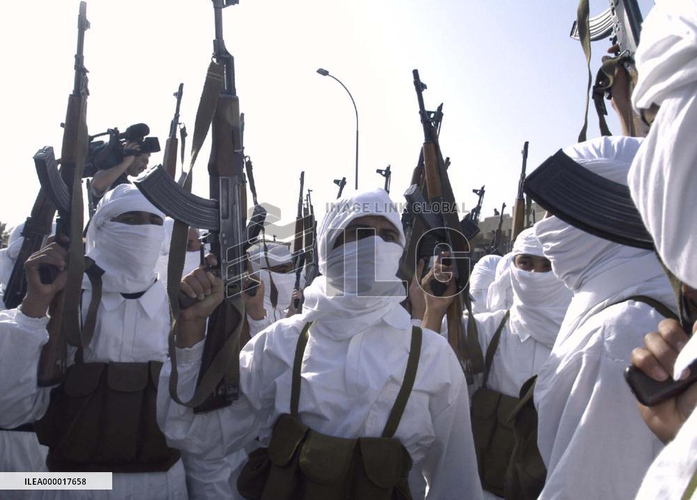 (1)Iraqi soldiers parade in show of force