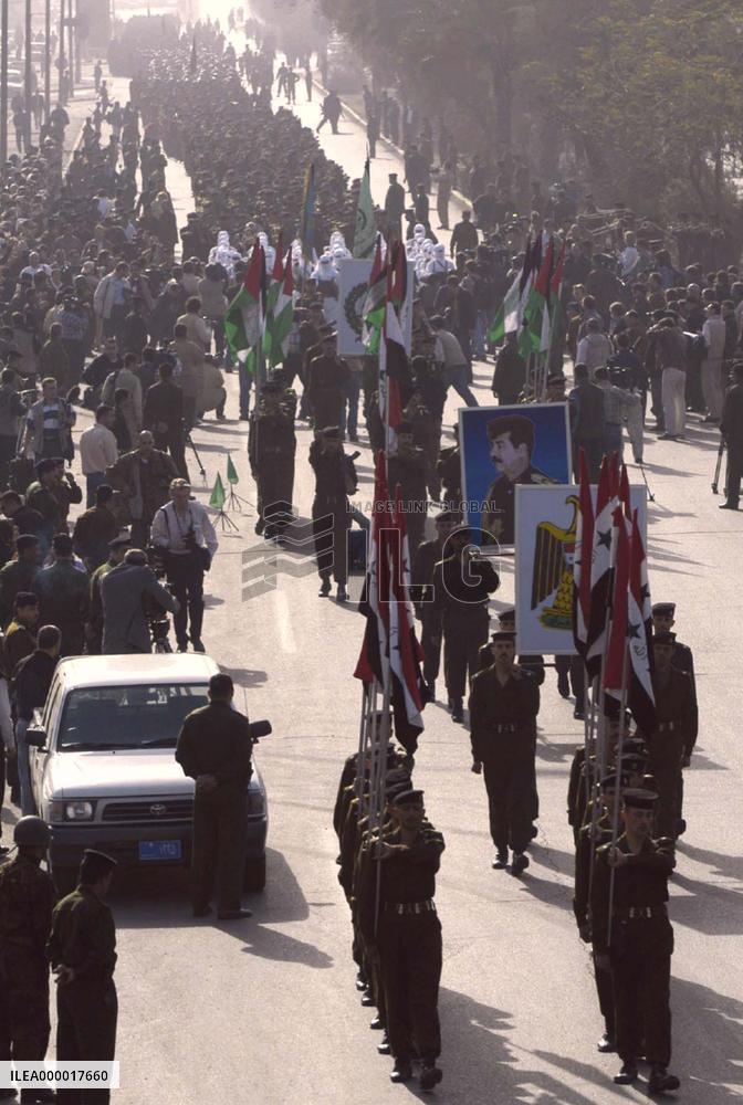 (2)Iraqi soldiers parade in show of force