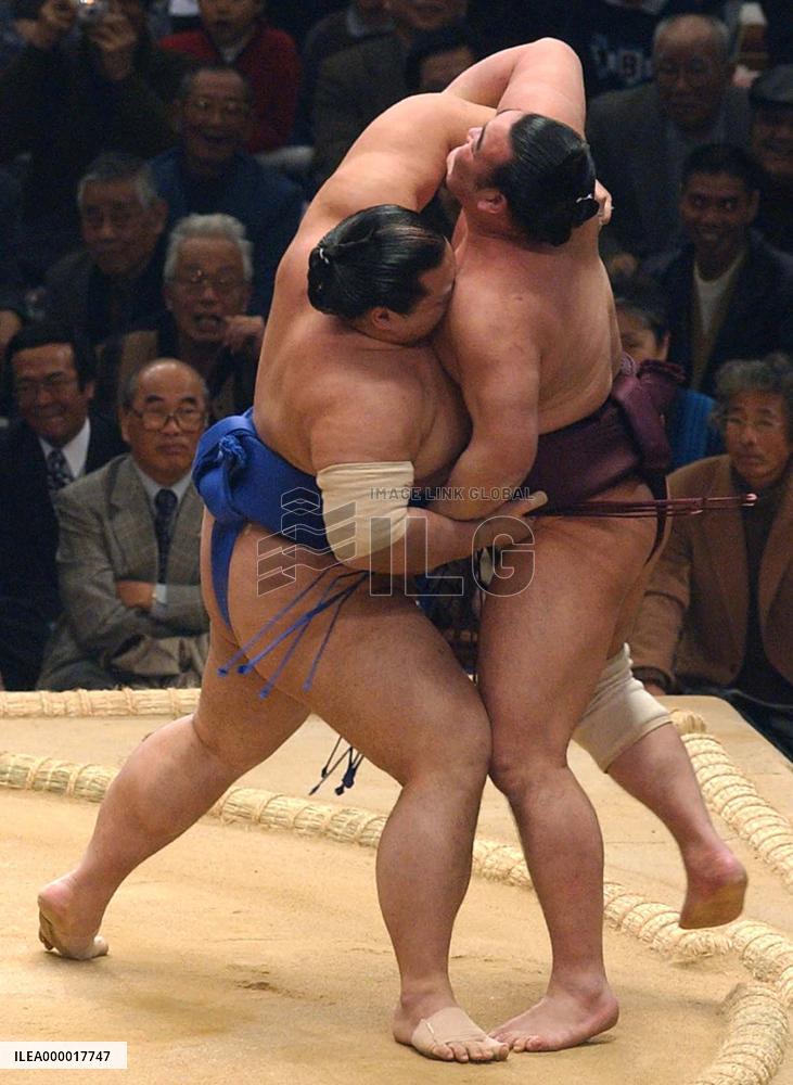 Kaio wins after opening-day loss in sumo tourney