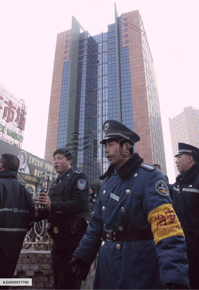 Chinese held after using fake bomb to demand interview