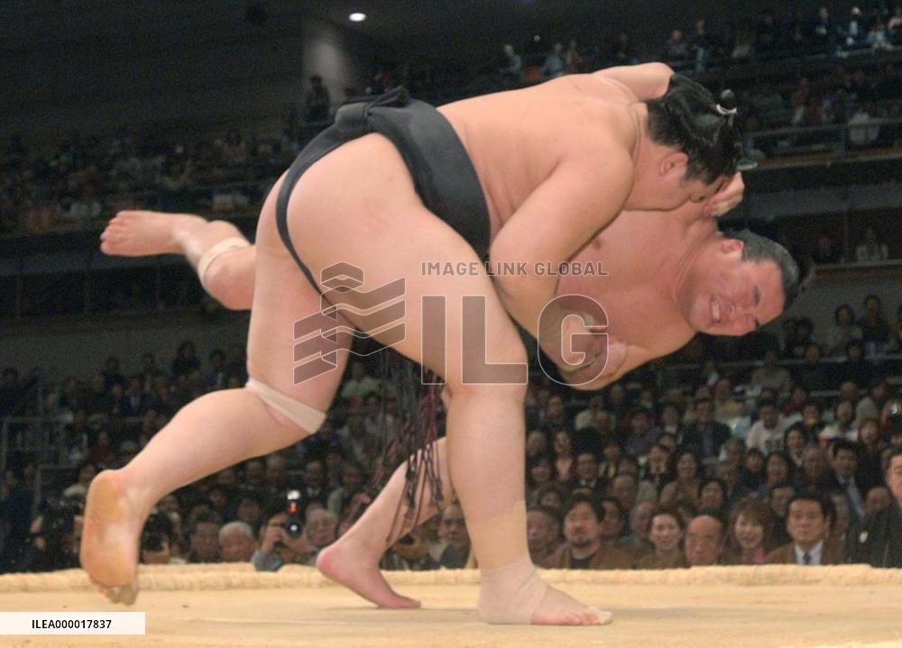 Asashoryu still chasing Chiyo