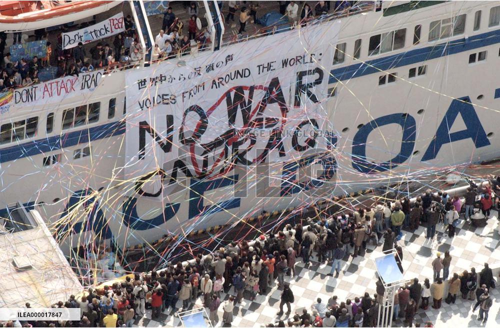 Peace Boat sets off for Kobe on antiwar protest