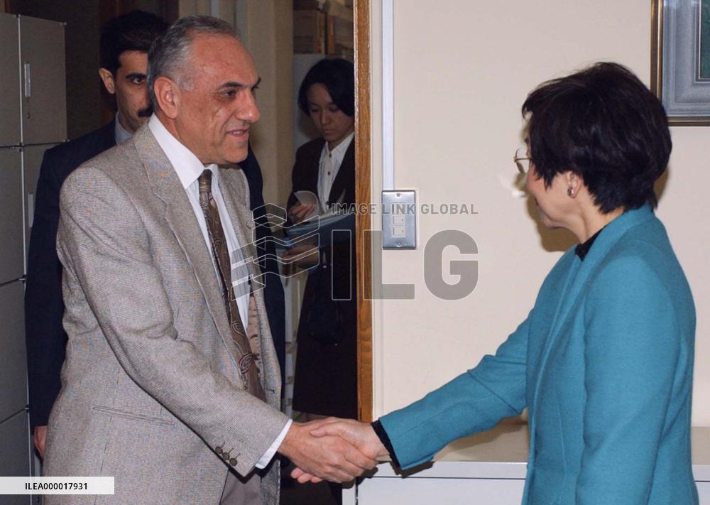 Kawaguchi calls for Saddam's exile to avoid war