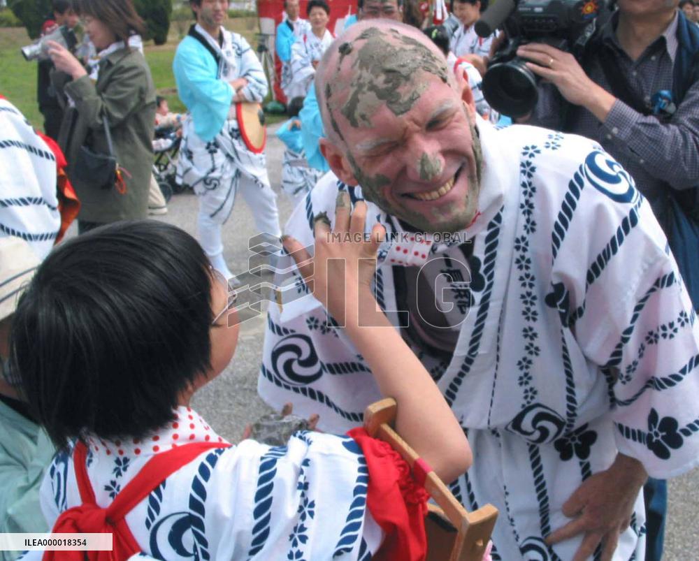 Mud festival held in Kochi for good harvest