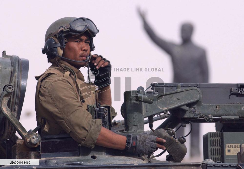 (10)Saddam's grip on Baghdad collapses