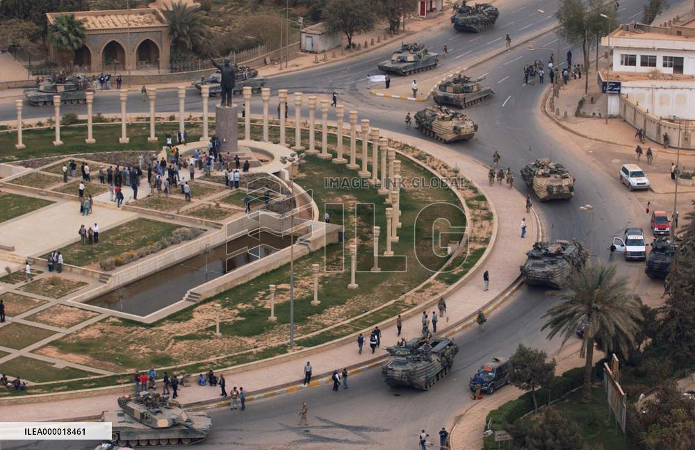(11)Saddam's grip on Baghdad collapses