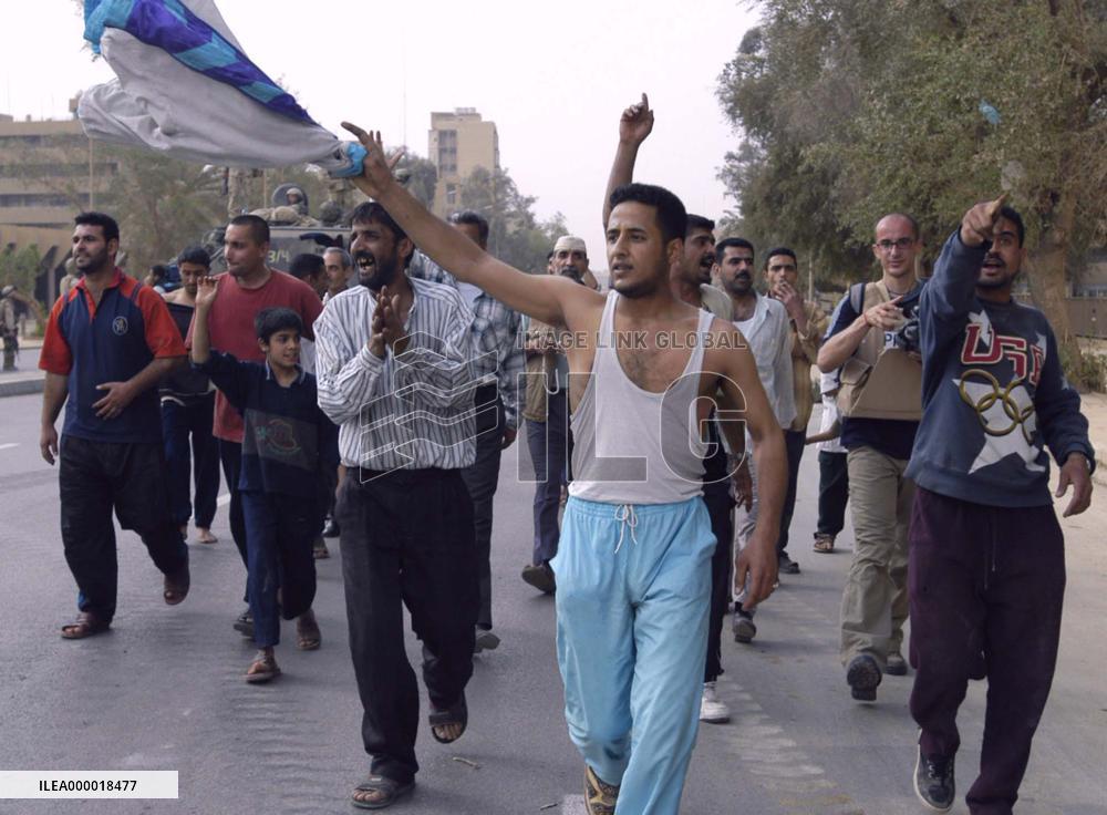 (3)Saddam's grip on Baghdad collapses