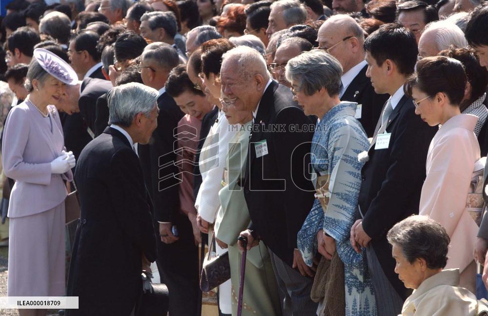 (1)Emperor hosts garden party