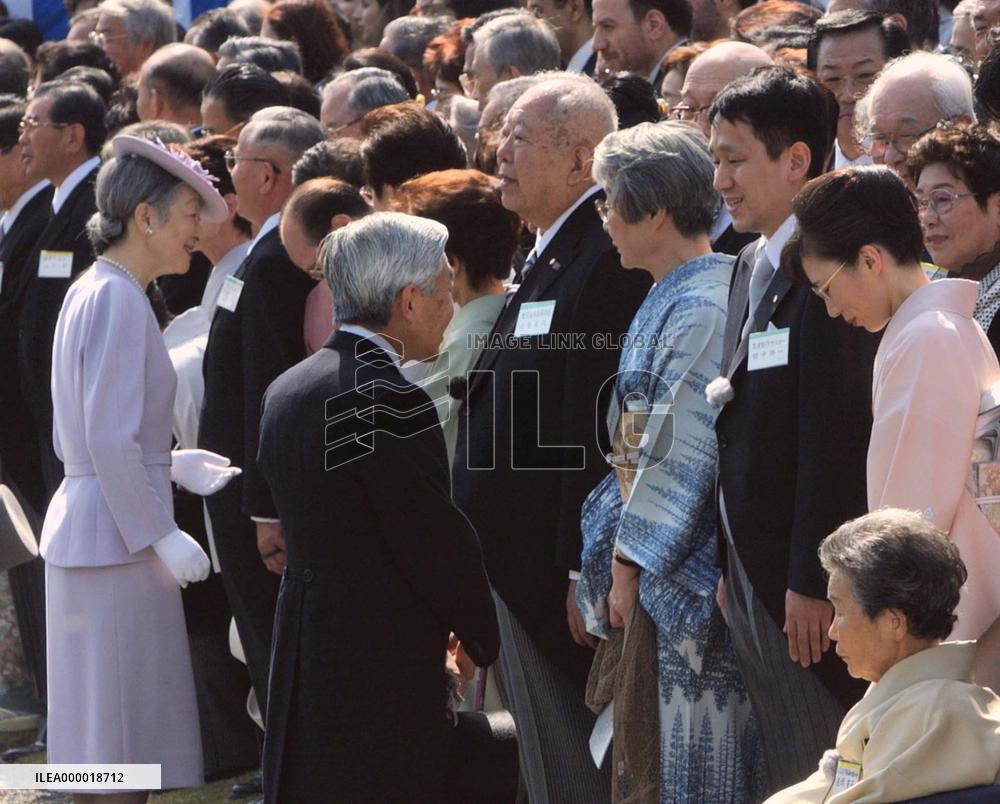 (2)Emperor hosts garden party