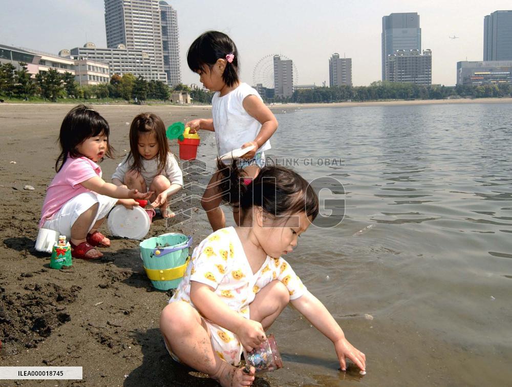 Tokyo has 1st summery day 12 days earlier than usual
